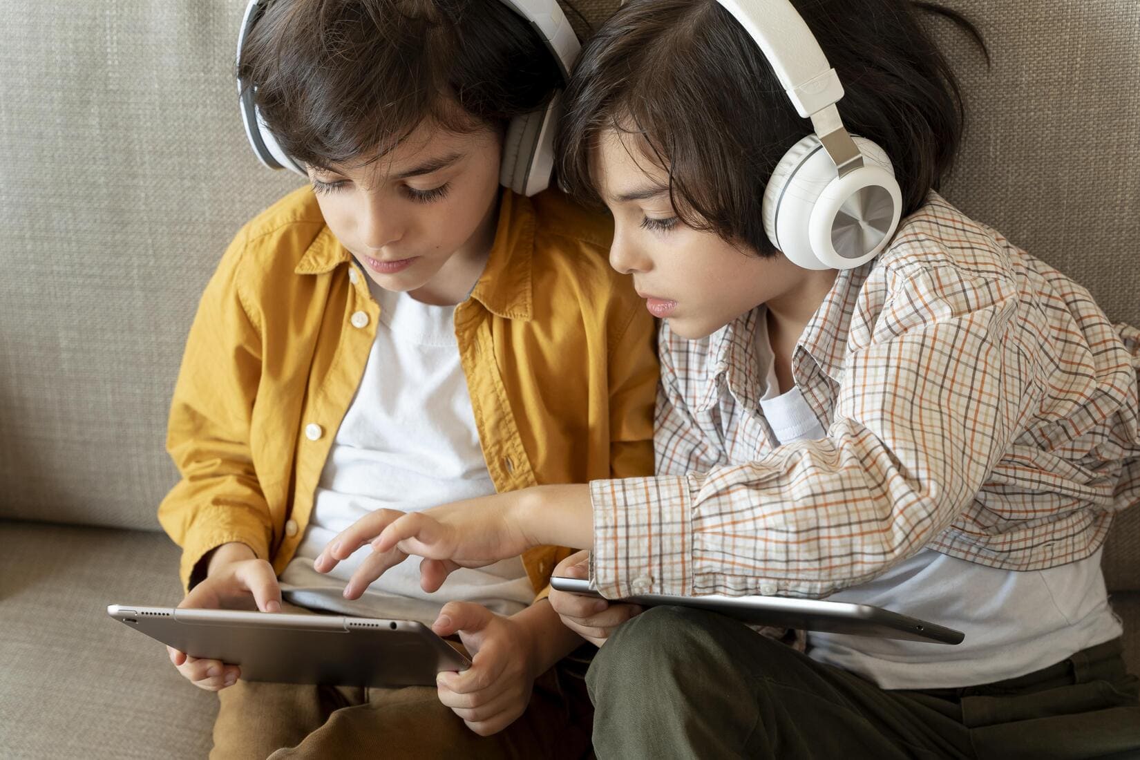 little-twins-playing-their-tablet